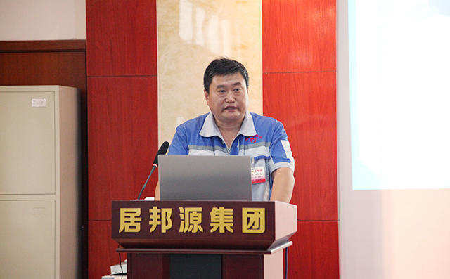 生產中心總監(jiān)馬永民對公司生產對公司員工提出的合理化建議實施成果進行匯報。