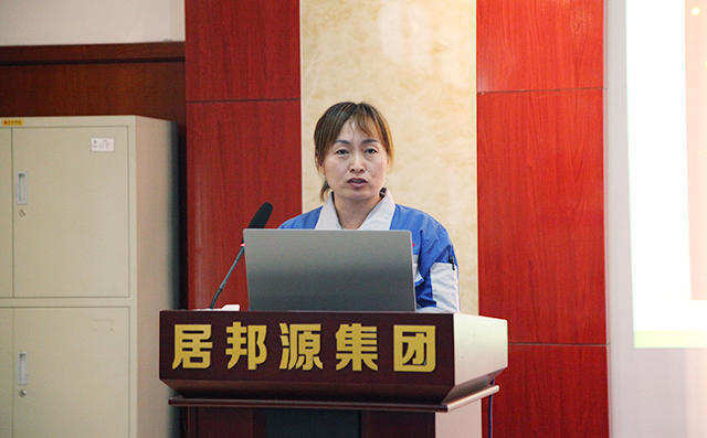人資部部長雷廣妮對公司積分制工作匯報。