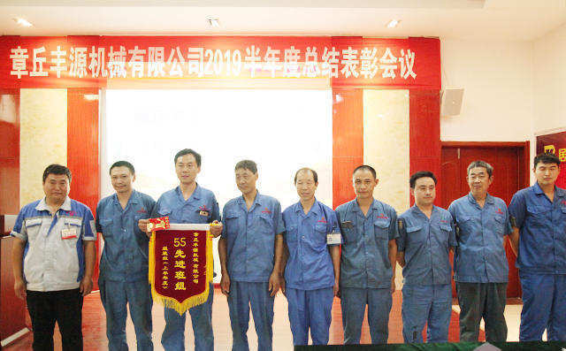 公司對做出突出貢獻的人員頒獎，為獲得5S先進班組員工頒發(fā)錦旗及獎勵紅包200元。