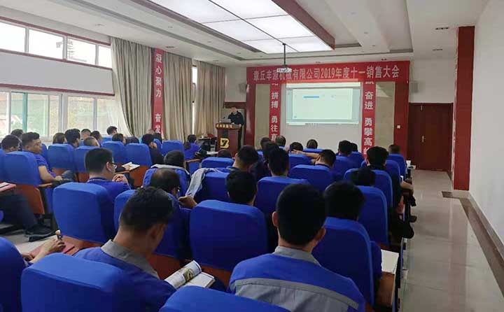 浪潮集團(tuán)工作人員進(jìn)行現(xiàn)場ERP系統(tǒng)培訓(xùn)