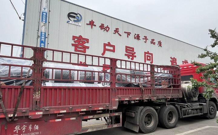 負(fù)責(zé)發(fā)貨的同事核實(shí)好產(chǎn)品名稱、規(guī)格和數(shù)量，進(jìn)行了嚴(yán)格把關(guān)，與貨運(yùn)公司核對好物流信息。大家通力協(xié)作，有條不絮地將風(fēng)機(jī)穩(wěn)穩(wěn)地裝在大貨車上，確保運(yùn)輸過程中貨物穩(wěn)定安全。