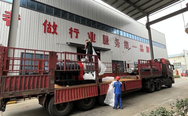 負(fù)責(zé)發(fā)貨的同事核實(shí)好產(chǎn)品名稱、規(guī)格和數(shù)量，進(jìn)行了嚴(yán)格把關(guān)，與貨運(yùn)公司核對好物流信息。大家通力協(xié)作，有條不絮地將風(fēng)機(jī)穩(wěn)穩(wěn)地裝在大貨車上，確保運(yùn)輸過程中貨物穩(wěn)定安全。