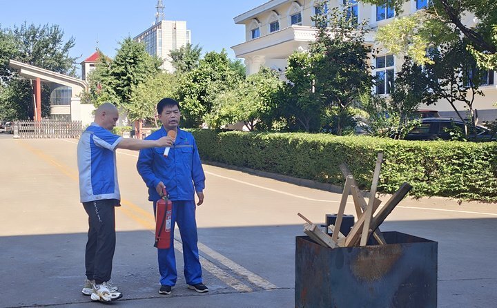 首先消防安全員對消防器材如何使用進行細致講解，并現場演示。